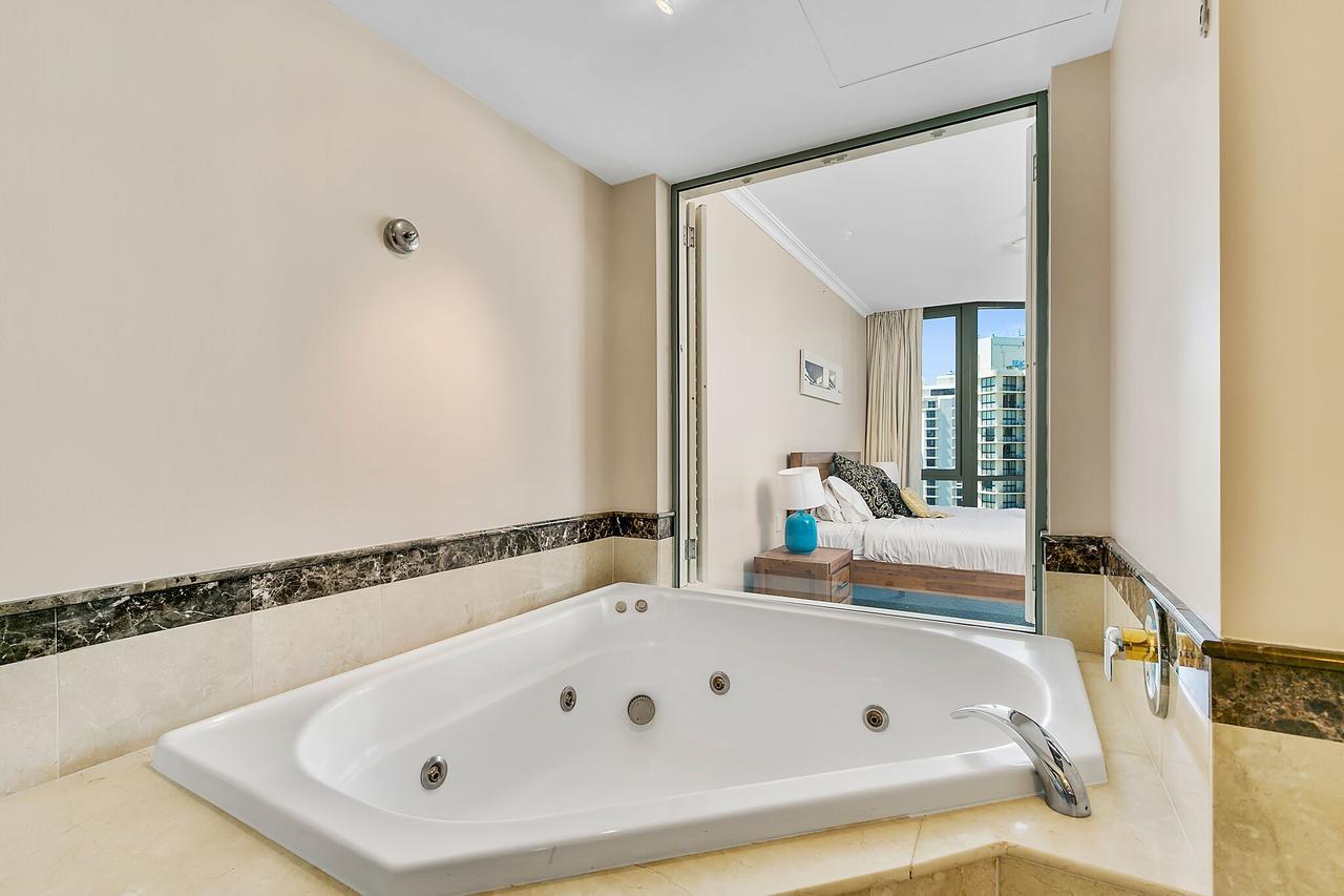 Legends 1 Bedroom Spa Suite - We Accommodate Gold Coast Buitenkant foto